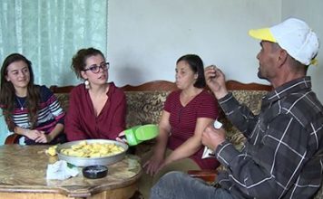 Frymëzuese/ 19-vjeçarja nga Tirana pas shkolle ndihmon familjen e varfër