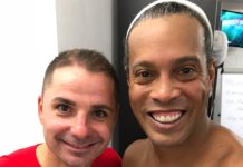 VIDEO/ Mesfushori shqiptar luan me Ronaldinhon, braziliani i bën një surprizë