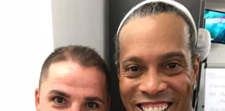 VIDEO/ Mesfushori shqiptar luan me Ronaldinhon, braziliani i bën një surprizë