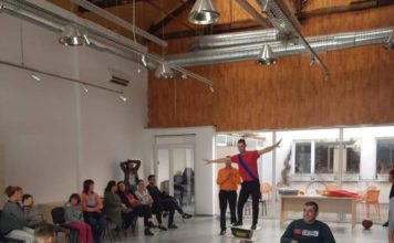 ‘Dhuro kohë, rrëmbe buzëqeshje’/ Cirku i Tiranës performancë për fëmijët me aftësi ndryshe