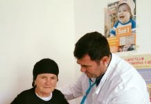 Mjeku shqiptar lë Anglinë për një fshat të Lezhës, kthehet pas 15 vitesh eksperiencë