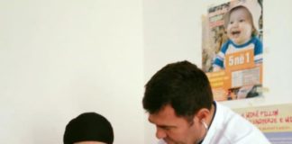 Mjeku shqiptar lë Anglinë për një fshat të Lezhës, kthehet pas 15 vitesh eksperiencë