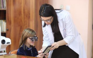 FOTOT/ Vizita okulistike dhe syze falas për fëmijët e Shkodrës