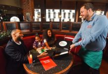 ‘Fol me fëmijët, lëre telefonin’, hapet restoranti i parë që u “sekuestron” prindërve celularët