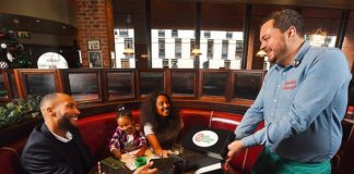 ‘Fol me fëmijët, lëre telefonin’, hapet restoranti i parë që u “sekuestron” prindërve celularët