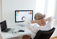 FOTOT/ Lodheni në punë? Ja ushtrimet që mund të bëni në zyrë