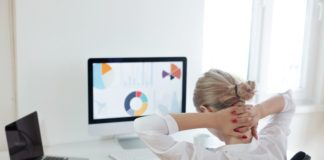 FOTOT/ Lodheni në punë? Ja ushtrimet që mund të bëni në zyrë