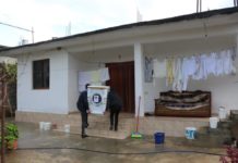 Polakët dhurojnë 110 mijë euro për të prekurit nga përmbytjet në Shqipëri