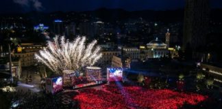 “Nata e Bardhë” ndez sonte Tiranën, spektakël në sheshin “Skënderbej”. Ja surprizat
