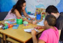 Ekspertja e sjelljes: 20 këshillat e detyrueshme që çdo prind duhet t’i japë fëmijës