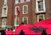 Ngrihet flamuri kuqezi në Britani, këngë e valle shqiptare në rrugët e Londrës