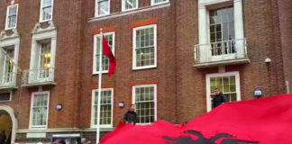 Ngrihet flamuri kuqezi në Britani, këngë e valle shqiptare në rrugët e Londrës