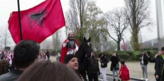 “Skënderbeu” mbërrin në Bruksel mbi kalë dhe me flamurin kuqezi
