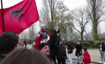 “Skënderbeu” mbërrin në Bruksel mbi kalë dhe me flamurin kuqezi