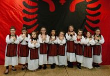 Nxënësit e shkollës shqipe “Kongresi i Manastirit” në Çikago festojnë pavarësinë