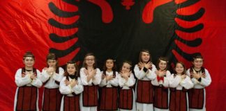 Nxënësit e shkollës shqipe “Kongresi i Manastirit” në Çikago festojnë pavarësinë