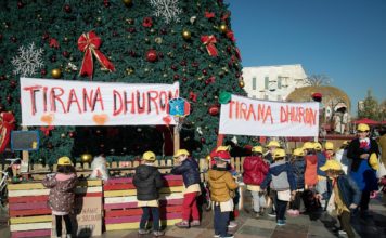 Dita e Vullnetarizmit/ Dhurohen ushqime, rroba dhe lodra për familjet në nevojë