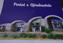 Portat e shtëpive tradicionale në Gjirokastër përfshihen në një kalendar promovues