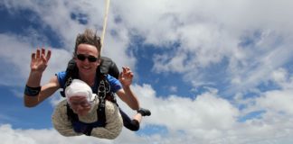 ‘Supergjyshja’ hidhet me parashutë në moshën 102 vjeçare për bamirësi