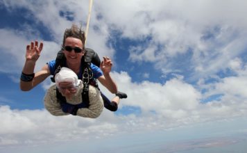 ‘Supergjyshja’ hidhet me parashutë në moshën 102 vjeçare për bamirësi