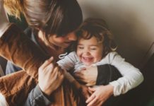 Studimi shkencor: Përkëdheljet, ilaç për fëmijët