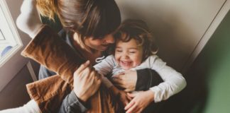 Studimi shkencor: Përkëdheljet, ilaç për fëmijët