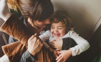 Studimi shkencor: Përkëdheljet, ilaç për fëmijët