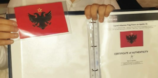 FOTOT/ A e dini se flamuri shqiptar ka prekur hënën në 1971? Ja dokumenti