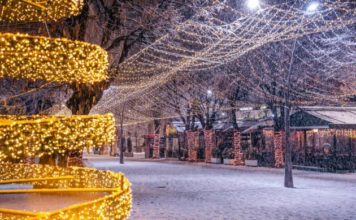 FOTOT/ Magjia e festave në Korçë, Krishtlindje të bardha në ‘Parisin i Vogël’