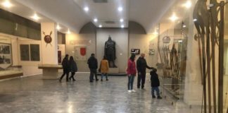 Turistët e huaj dhe shqiptarët i rikthehen Muzeut Historik Kombëtar