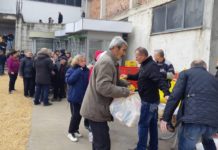 ‘Festat janë për të dhuruar’, njihuni me familjen pogradecare që dhuroi 1 mijë pako me ushqime