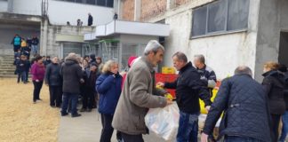 ‘Festat janë për të dhuruar’, njihuni me familjen pogradecare që dhuroi 1 mijë pako me ushqime