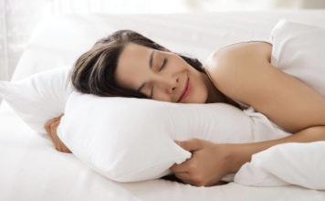 Çfarë duhet të dini nëse flini në anë dhe cili është pozicioni më i mirë për të fjetur