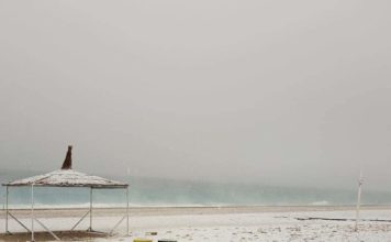 FOTOT/ Bora mbulon plazhin e Dhërmiut, pamje përrallore që nuk duhet t’i humbisni