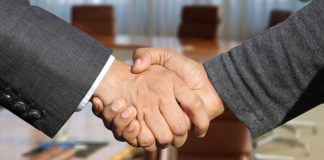 Ligji i veçantë/ Nuk mund të bëhesh danez nëse nuk ‘shtrëngon’ duart