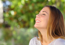 Raporti global i emocioneve, shqiptarët më pozitivët në Ballkan