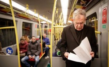 ‘Leksioni’ i presidentit të Austrisë, udhëton me transport publik