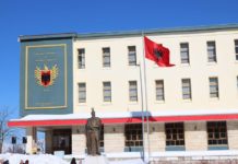 Një tjetër shesh me shtatoren e Skënderbeut