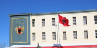 Një tjetër shesh me shtatoren e Skënderbeut