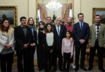 Shqiptari “hero” që shpëtoi dhjetëra grekë nga zjarri, pritet nga presidenti dhe merr nënshtetësinë