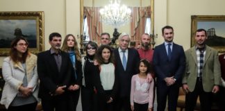 Shqiptari “hero” që shpëtoi dhjetëra grekë nga zjarri, pritet nga presidenti dhe merr nënshtetësinë