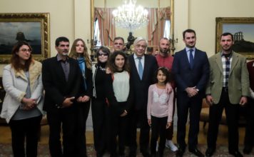 Shqiptari “hero” që shpëtoi dhjetëra grekë nga zjarri, pritet nga presidenti dhe merr nënshtetësinë