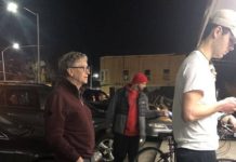 Leksion nga Bill Gates, miliarderi pret në këmbë për një hamburger me patate