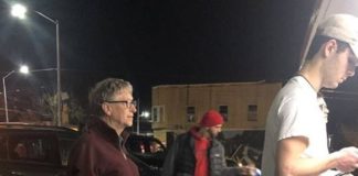 Leksion nga Bill Gates, miliarderi pret në këmbë për një hamburger me patate