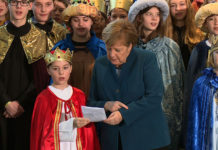 Gruaja e hekurt heq stofin e kancelares, Merkel këndon për bamirësi