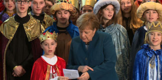 Gruaja e hekurt heq stofin e kancelares, Merkel këndon për bamirësi