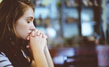 Studim: Gratë që shkojnë në shërbesa fetare, jetojnë më gjatë