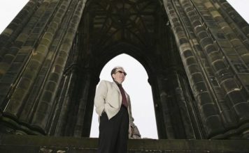 Ismail Kadare i kudogjendur nëpër libraritë e botës