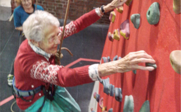 99-vjeçarja thyen rekordin botëror, ngjit murin 6 metra të lartë