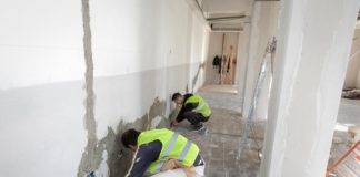 Frymëzuese/ Njihuni me Flaudion, studentin nga Skrapari që në fundjavë punon në ndërtim